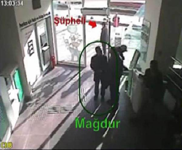 1,5 milyon çalan gaspçı AVM'de yakalandı 1,5 milyon çalan gaspçı AVM'de yakalandı