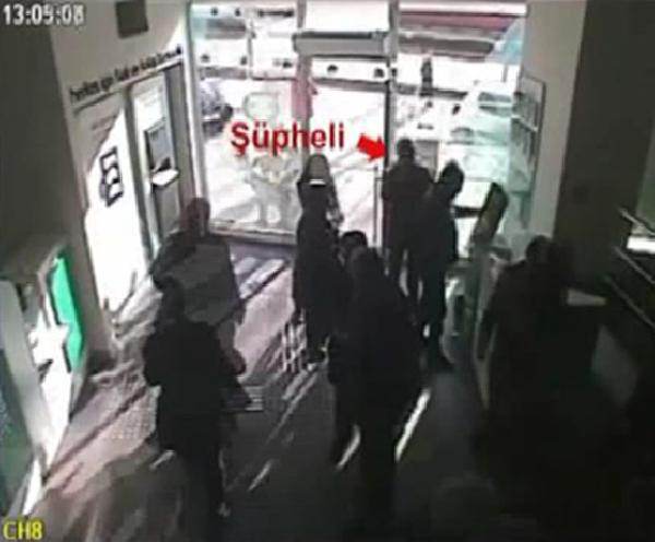 1,5 milyon çalan gaspçı AVM'de yakalandı 1,5 milyon çalan gaspçı AVM'de yakalandı