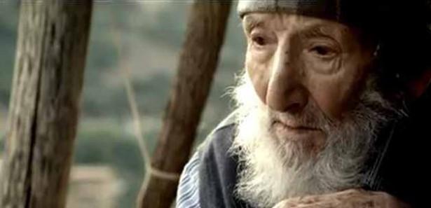 Kahramanmaraş&#39;ın Türkoğlu ilçesinde yaşayan 124 yaşındaki Mehmet Tatar, kendisini ziyaret eden yabancı öğretmenlere, uzun ve sağlıklı yaşam konusunda ... - 124luk_mehmet_dede_yabancilari_sok_etti13693833730_h1030330