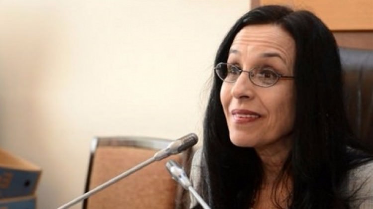 Ayşe Hür Mihraç Ural'a ağlıyor Ayşe Hür Mihraç Ural'a ağlıyor