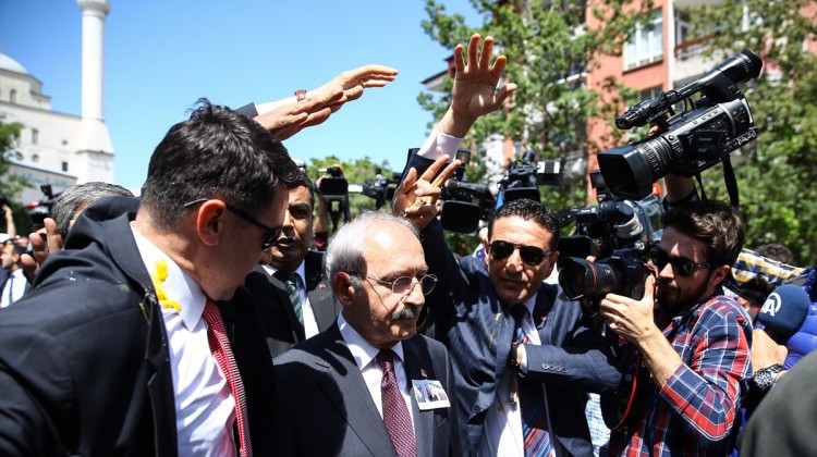 kilicdaroglu_imza_vereni_partiden_atarim_1463897946_5572.jpg