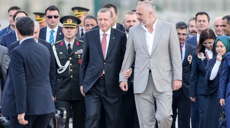 Erdoğan tören alanına o isimle kol kola geldi