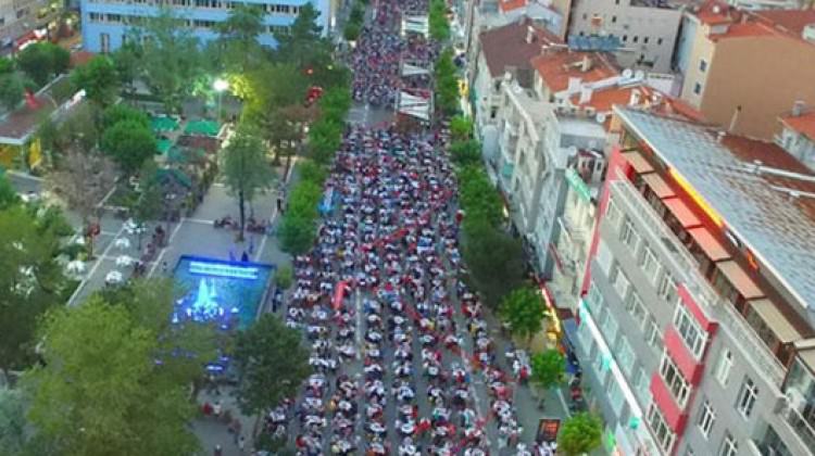 Türkiye'nin en büyük iftar sofrası o ilde kuruldu Türkiye'nin en büyük iftar sofrası o ilde kuruldu