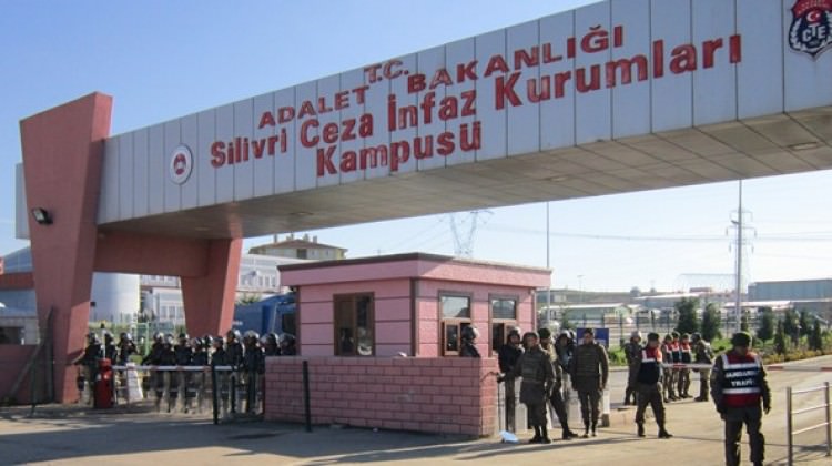 Darbeci komutan kendini astı