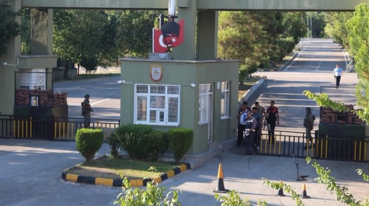 Darbeye direnen komutanlara suikast girişimi!