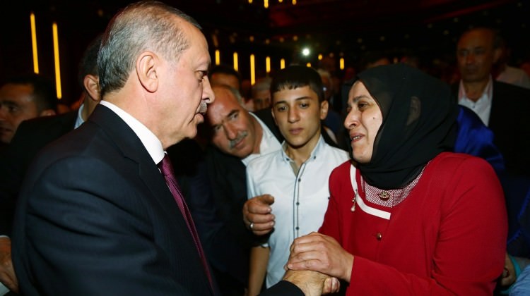 [Resim: erdogan_sehit_cocuklarina_yakin_ilgi_gos...3_0401.jpg]