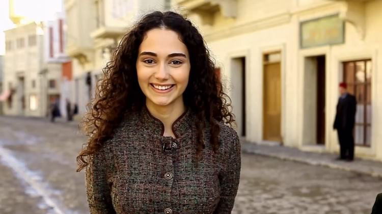 Oyuncu Umay Anadolu Kaboğlu ezana küfretti Oyuncu Umay Anadolu Kaboğlu ezana küfretti