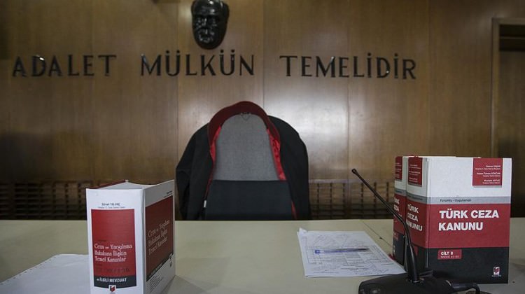 [Resim: darbeci_albayin_hakim_esi_tutuklandi_147...4_1716.jpg]