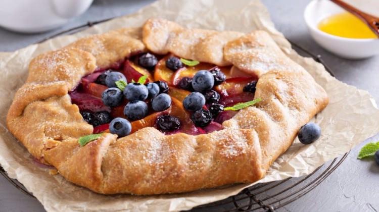 Kırmızı erikli kolay tart tarifi Kırmızı erikli kolay tart tarifi