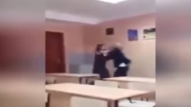 Şaka yapan &ouml;ğrencisini tekme tokat d&ouml;vd&uuml;!