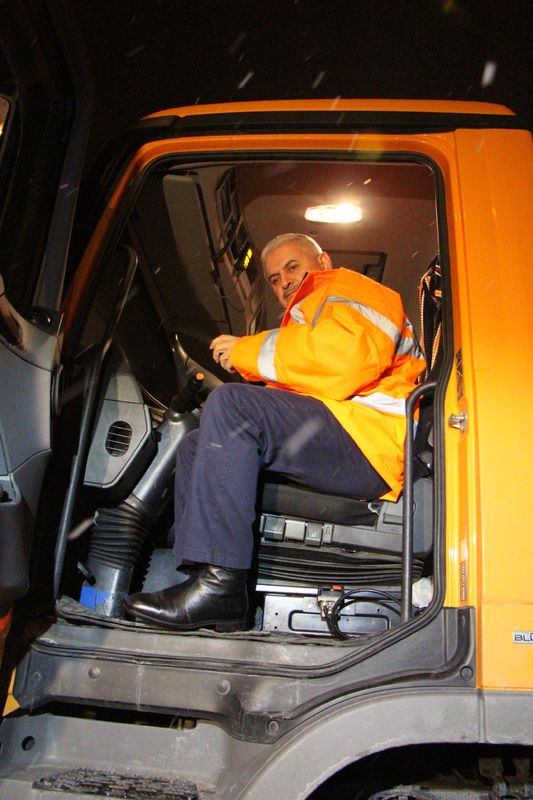 Bakan Yıldırım yeni yıla kar küreyerek girdi Bakan Yıldırım yeni yıla kar küreyerek girdi