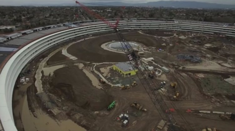 Apple'ın kampüsü çamur deryasına döndü Apple'ın kampüsü çamur deryasına döndü