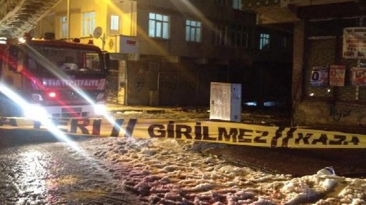 Esenler'de çatıdan düşen kar birikintisi korkuttu Esenler'de çatıdan düşen kar birikintisi korkuttu
