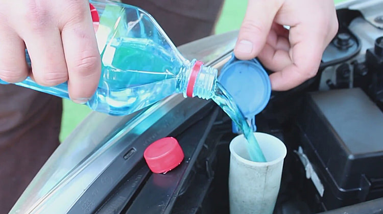 Kışın silecek suyunun donmaması için ne yapmalı? Kışın silecek suyunun donmaması için ne yapmalı?