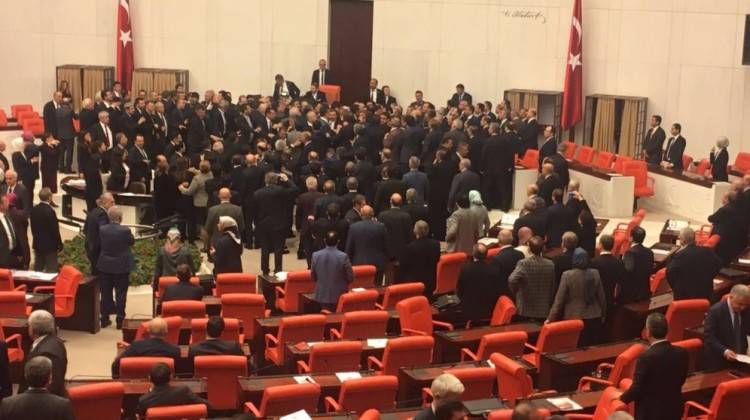 TBMM'de arbede çıktı! Oylama yeniden yapıldı TBMM'de arbede çıktı! Oylama yeniden yapıldı