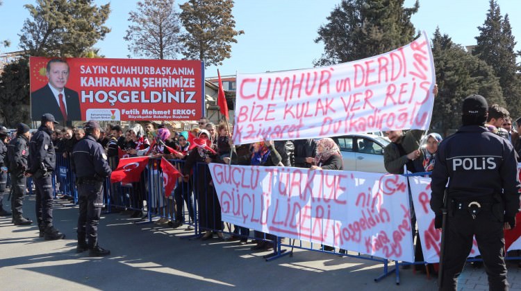 Cumhurbaşkanı Erdoğan pankartlı davete Evet dedi Cumhurbaşkanı Erdoğan pankartlı davete Evet dedi
