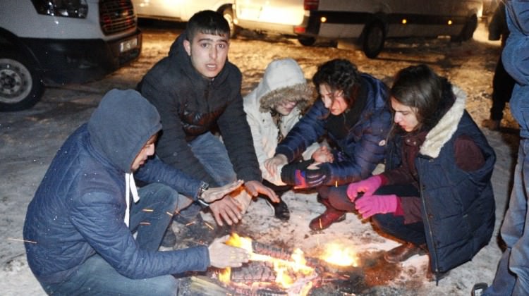 Mahsur kalan 700 kişi 2 saatte kurtarıldı Mahsur kalan 700 kişi 2 saatte kurtarıldı