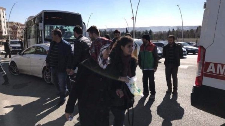 Şanlıurfa’da otobüs otomobille çarpıştı: 3 yaralı Şanlıurfa’da otobüs otomobille çarpıştı: 3 yaralı
