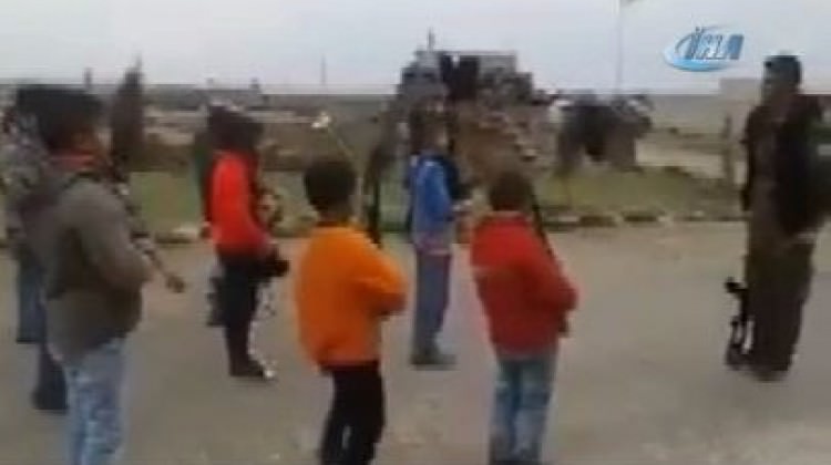 [Resim: teroristlerden_cocuklara_silah_egitimi_1...9_8308.jpg]