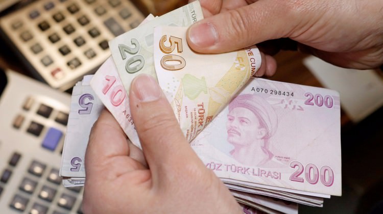 Zora düşen esnafa 14 bin 110 TL Zora düşen esnafa 14 bin 110 TL