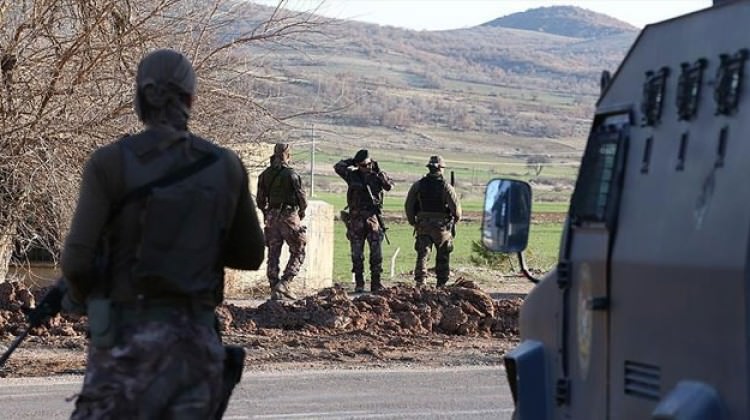 Diyarbakır Valisi açıkladı: 2 terörist öldürüldü! Diyarbakır Valisi açıkladı: 2 terörist öldürüldü!