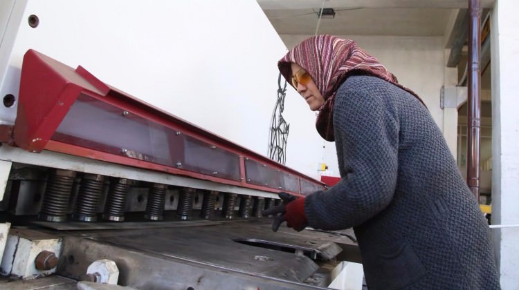 Eşine yardım için başladı! Usta oldu Eşine yardım için başladı! Usta oldu