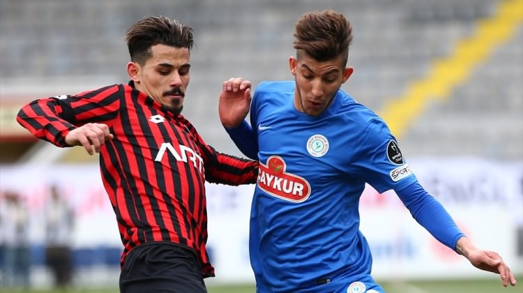 Rizespor'a bir darbe de Gençler'den! Rizespor'a bir darbe de Gençler'den!