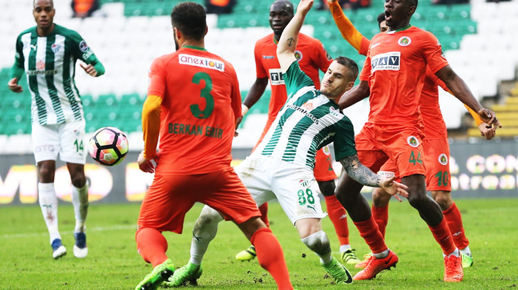 Alanya'dan Bursa'da kritik galibiyet Alanya'dan Bursa'da kritik galibiyet