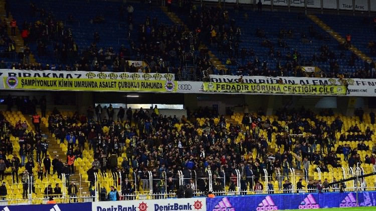 Fenerbahçe taraftarından ıslıklı protesto! Fenerbahçe taraftarından ıslıklı protesto!