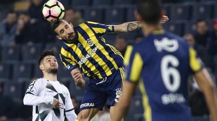 Fenerbahçeli iki oyuncu arasında gergin anlar! Fenerbahçeli iki oyuncu arasında gergin anlar!