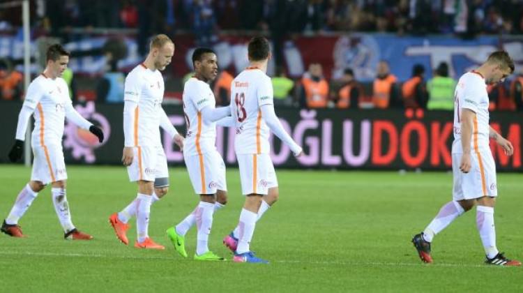 Galatasaray kafilesine protestolu karşılama! Galatasaray kafilesine protestolu karşılama!