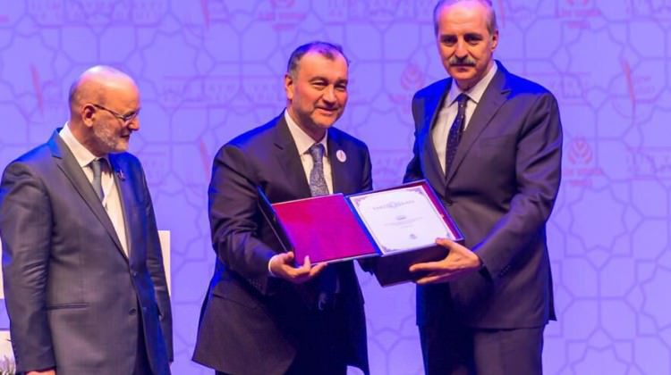 Kurtulmuş'tan anlamlı plaket Kurtulmuş'tan anlamlı plaket