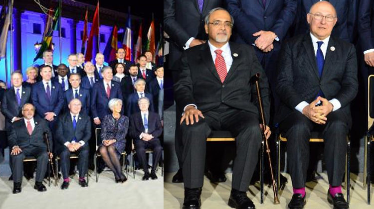 Sapin çoraplarıyla aile fotoğrafına renk kattı Sapin çoraplarıyla aile fotoğrafına renk kattı