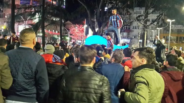 Stadyumdaki coşku sokaklara taşındı Stadyumdaki coşku sokaklara taşındı