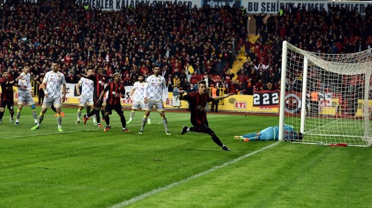 Zirve yarışında Eskişehirspor farka koştu Zirve yarışında Eskişehirspor farka koştu