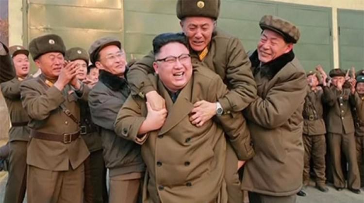 Kuzey Kore lideri Kim'in fotoğrafı olay oldu! Kuzey Kore lideri Kim'in fotoğrafı olay oldu!