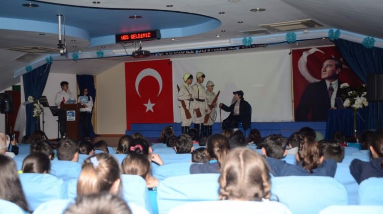 Özel Gökyüzü İlkokulu- Ortaokulu öğrencileri 'Çanakkale Geçilmez' dedi. Özel Gökyüzü İlkokulu- Ortaokulu öğrencileri 'Çanakkale Geçilmez' dedi.