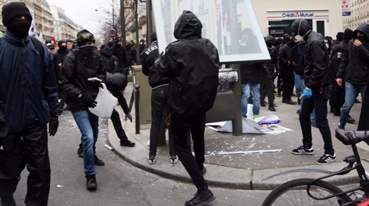 Paris'te polis şiddetine karşı protesto! Paris'te polis şiddetine karşı protesto!