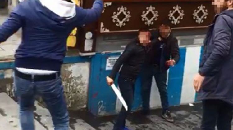 Erzurum’da bıçaklı gençler dehşet saçtı! Erzurum’da bıçaklı gençler dehşet saçtı!