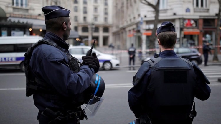 Paris'te hareketli dakikalar! Saray kapatıldı... Paris'te hareketli dakikalar! Saray kapatıldı...