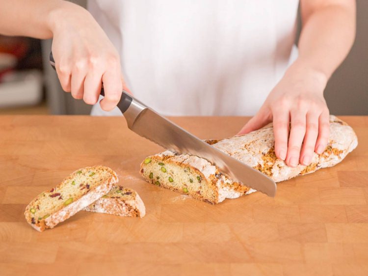 Kızılcık ve fıstıklı biscotti tarifi Kızılcık ve fıstıklı biscotti tarifi
