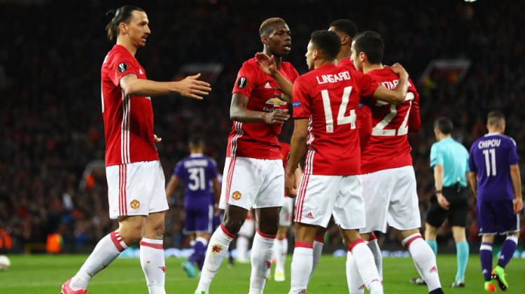 Manchester United uzatmalarda turladı! Manchester United uzatmalarda turladı!
