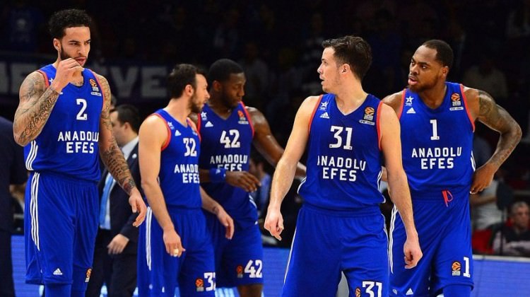 Anadolu Efes, Yunanistan'da avantaj arıyor... Anadolu Efes, Yunanistan'da avantaj arıyor...