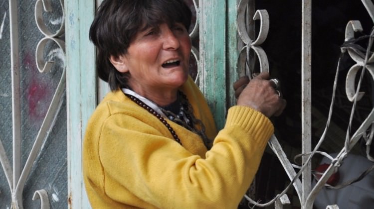 Kendini kapıya zincirledi! Nedenine şaşıracaksınız Kendini kapıya zincirledi! Nedenine şaşıracaksınız