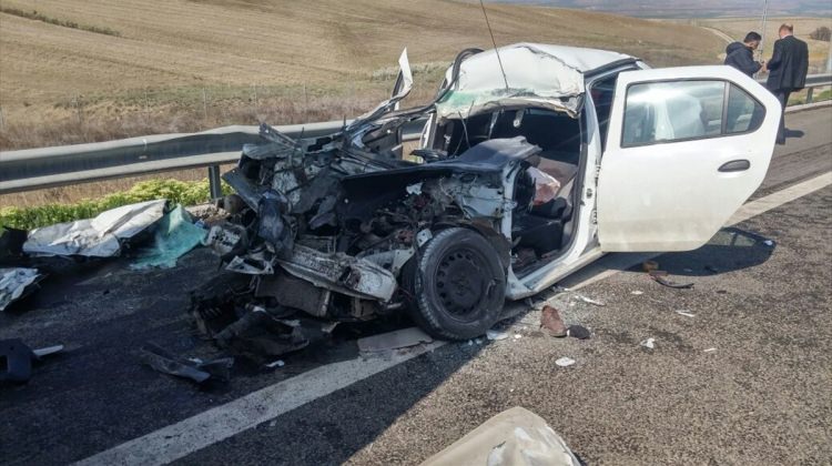 Kahramankazan'da otomobille tır çarpıştı: 1 ölü Kahramankazan'da otomobille tır çarpıştı: 1 ölü