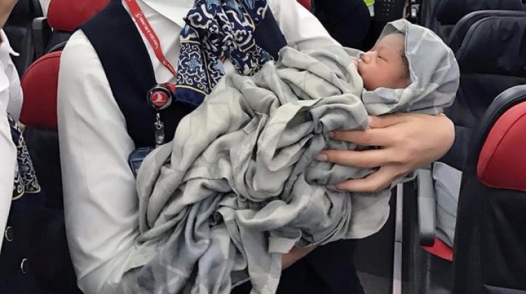 Uçakta doğan bebeğe THY'den jest Uçakta doğan bebeğe THY'den jest