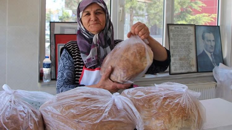 70'lik nine 'ekmek teknesi' ile örnek oluyor 70'lik nine 'ekmek teknesi' ile örnek oluyor