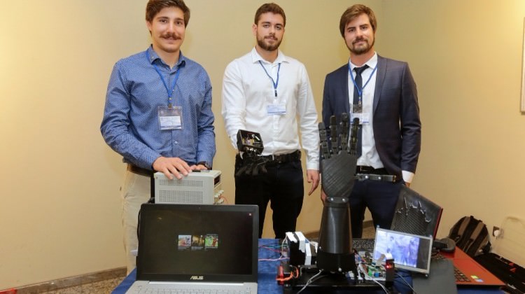 Öğrencilerden bomba imha edebilen robot Öğrencilerden bomba imha edebilen robot