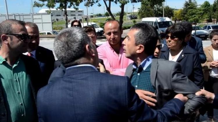 AK Parti ile CHP arasında çelenk krizi! AK Parti ile CHP arasında çelenk krizi!