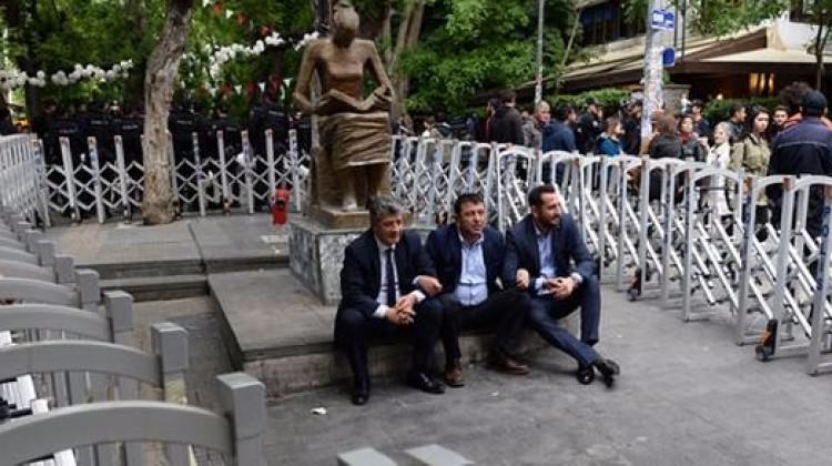 [Resim: chpli_vekiller_sov_pesinde_terore_tam_de...8_9201.jpg]